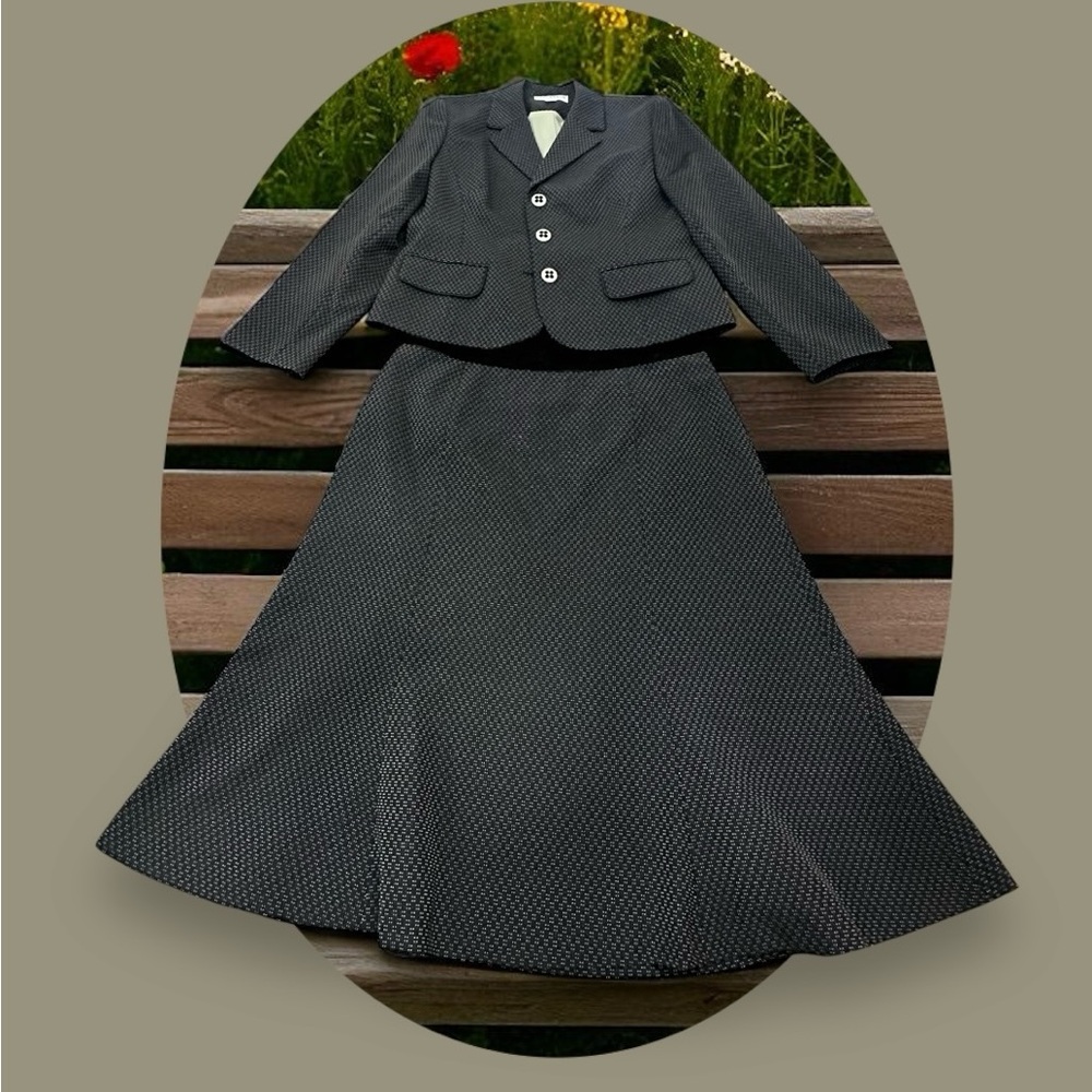 Sag Harbor Skirt Suit Set. Black/Beige
Size: 12-petite